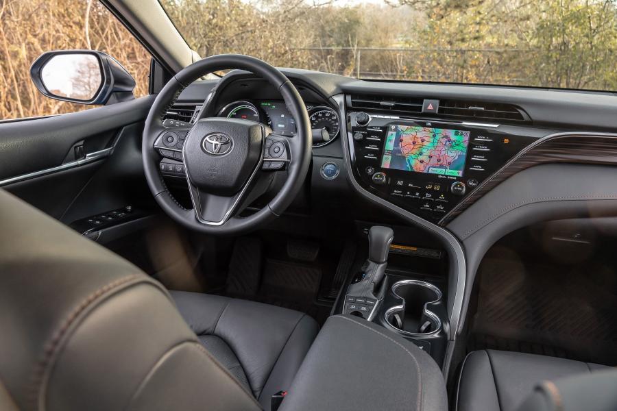 Интерьер Toyota Camry Hybrid XLE 2017 года  (NA) (фото 40 из 40)